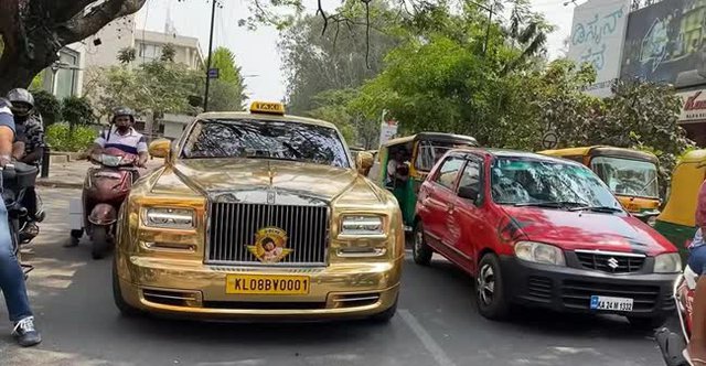 Cũng là taxi nhưng không phải Vios: Triệu phú mang hẳn Rolls-Royce Phantom 